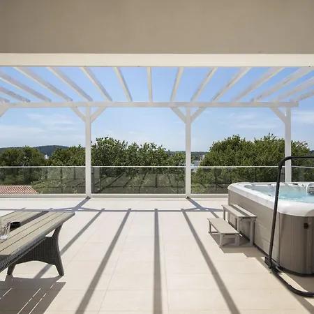 Luna With Jacuzzi, Sauna And Private Pool