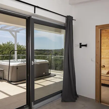 Luna With Jacuzzi, Sauna And Private Pool וילה