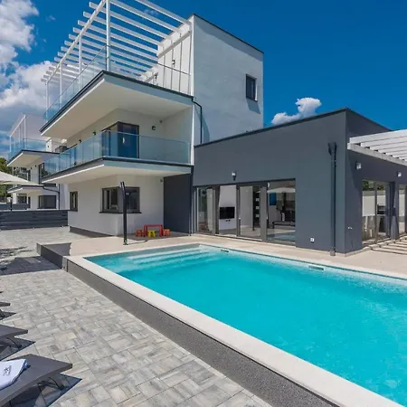 Luna With Jacuzzi, Sauna And Private Pool Villa *