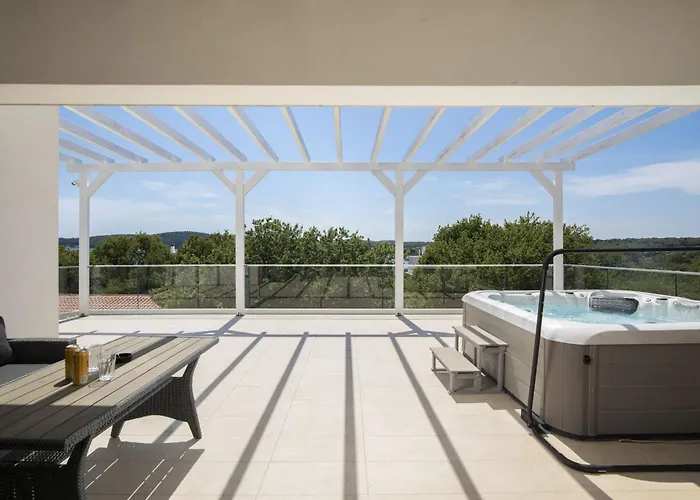 Luna With Jacuzzi, Sauna And Private Pool