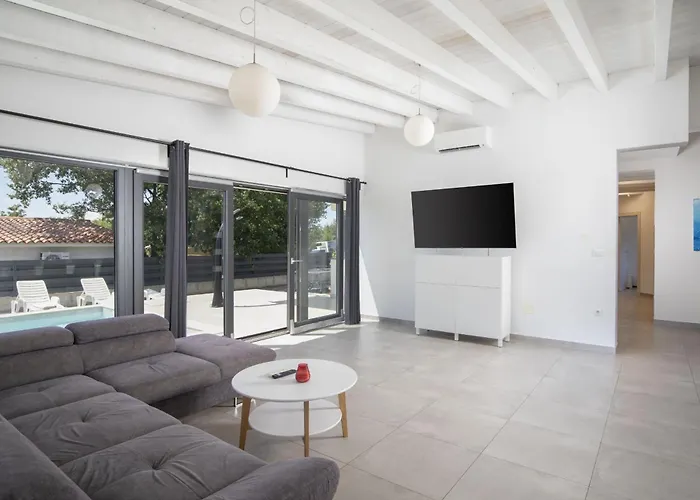 Luna With Jacuzzi, Sauna And Private Pool