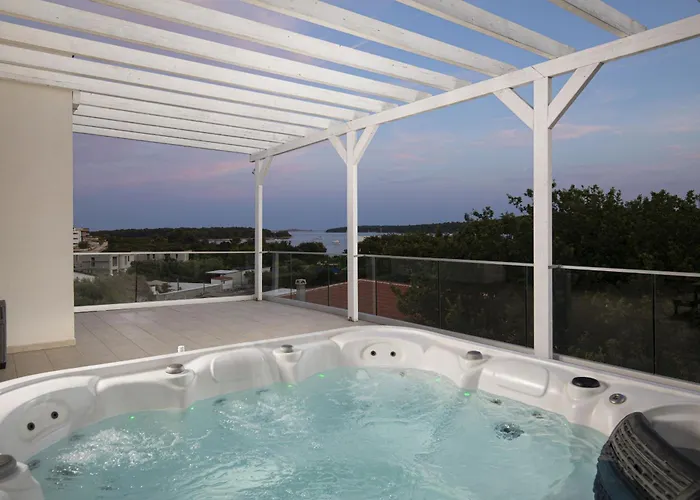 Luna With Jacuzzi, Sauna And Private Pool *