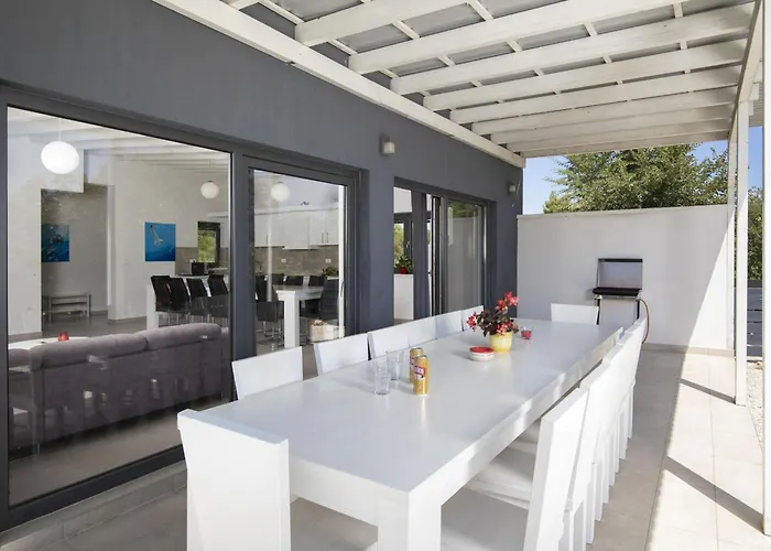 Luna With Jacuzzi, Sauna And Private Pool 포메르